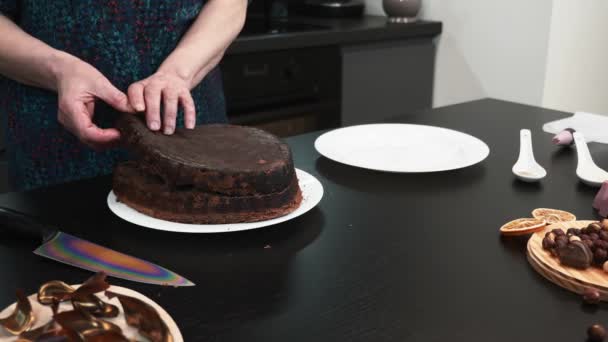 Pastelero es la colocación de masa de galletas, haciendo pastel. Mujer hace pastel en casa — Vídeos de Stock