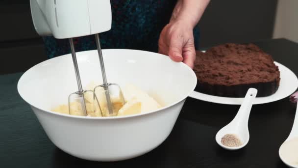 Confectionery for baking. Woman makes beautiful birthday cake. Cooking skills — Stock Video