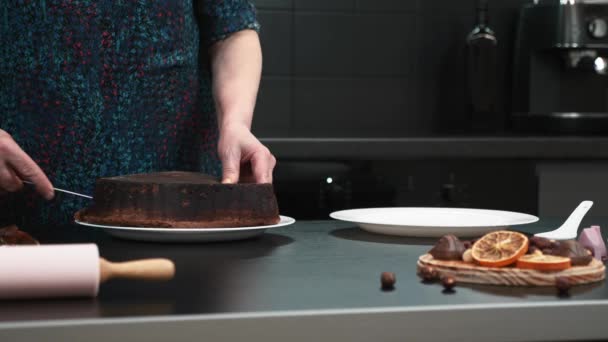 Kvinna skär kex med kniv, förbereda söt kaka i modernt hemkök — Stockvideo