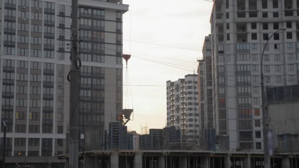 Guindaste de torre alta no local de construção. Trabalhadores da construção civil — Vídeo de Stock