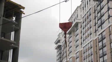 İnşaat alanında inşaat vinci olarak çalışıyor. Yüksek vinç yükleri kaldırır