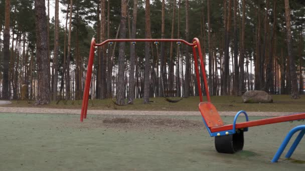 아기그네는 빈 공원 놀이터에서 흔들리고 있습니다. 어린이 공원의 빈틈없는 흔들림 — 비디오