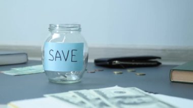 Tasarruf kavanozunda. Paraları şeffaf kavanozda biriktir. Yatırım