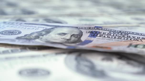 Amerikaanse papieren dollars van honderd coupures liggen op cash geld achtergrond — Stockvideo