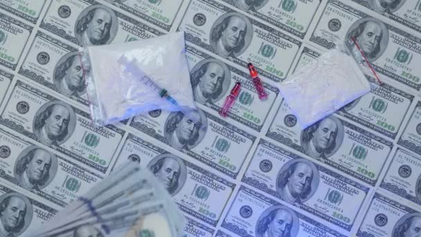 Contant geld betalen voor drugs. Drugs en geld. Heroïne gevulde zakken, spuit en pillen — Stockvideo