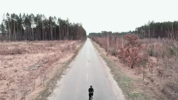 Triathlet Radfahrer auf Fahrrad. Sport-Fitness-Konzept. Person auf Rennrad unterwegs — Stockvideo