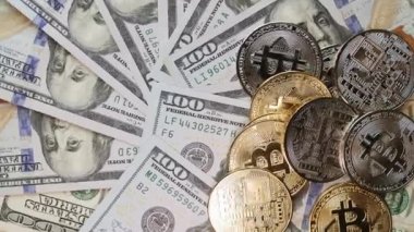 BTC 'de. Bitcoin şifreli para birimi. Altın ve gümüş paralar dolar üzerinden dönüyor.