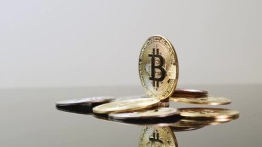 Bitcoin parlıyor ve dönüyor. Bitcoin blok zinciri kripto para birimi. Sanal para