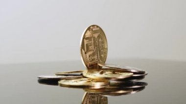 Altın Bitcoin para modeli. Bitcoins şifreleme para tablo üzerinde döner