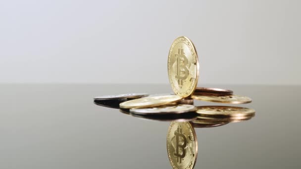 Goldener Bitcoin rotiert auf schwarzem Hintergrund. Virtuelle Währung. Kryptowährung — Stockvideo