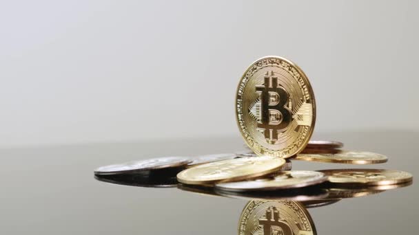 Altın Bitcoin patlıyor. Bitcoin şifreli para birimi. Engelleme teknolojisi kavramı — Stok video