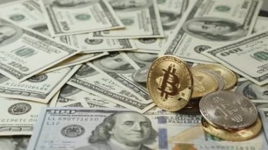 Yıldırım arka planında altın bitcoin. Bitcoin doları kripto para birimleri