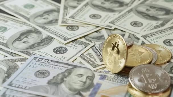 Bitcoins και δολάρια στο τραπέζι. Επένδυση σε bitcoin. Κρυπτονόμισμα με blockchain — Αρχείο Βίντεο