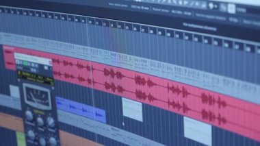 Ekranda ekran ve ekolayzır karıştırma ekipmanlarıyla müzik stüdyosu. Ses mühendisi çalışma masası
