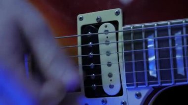 Profesyonel gitarist, konserde elektro gitar çalıyor.