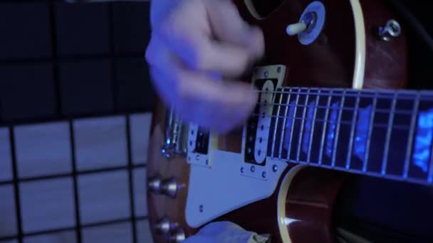 Musiker mit E-Gitarre im Tonstudio. Musikanlage — Stockvideo