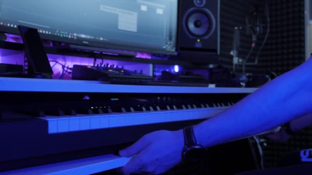 Музыкант играет на клавишных. Человек, играющий на синтезаторе в студии звукозаписи — стоковое видео