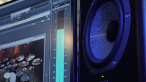Vibrierender, funktionierender Lautsprecher-Tieftöner auf einem Studio-Soundmonitor. Beweglicher Subwoofer — Stockvideo