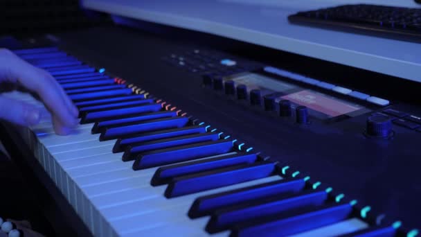 Professioneller Musiker am E-Piano-Keyboard. Musikstudio — Stockvideo