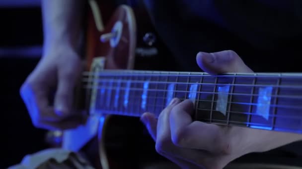Gitarzysta grający na gitarze elektrycznej, nagrywający rockową piosenkę pop w studiu nagraniowym — Wideo stockowe