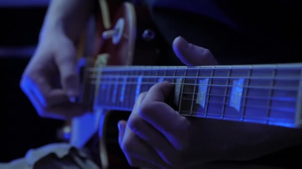 Gitarist solo spelen op elektrische gitaar in geluidsstudio, uitvoeren van lied — Stockvideo