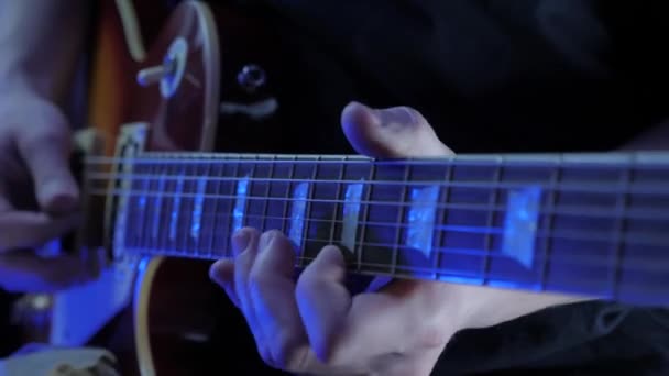 Des mains jouant des accords sur des cordes de guitare. Cours de guitare musicale en ligne. Musique — Video