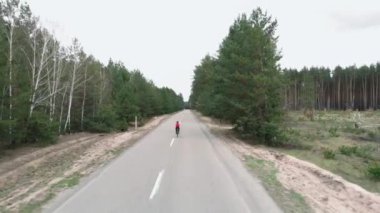 Bisiklet. Triatloncu bisikletle sıkı çalışıyor. Bisiklet süren sporcu