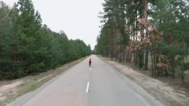 Bisikletçi ormanda bisiklet sürerken pedal çeviriyor. Bisiklet. Triatlon eğitimi. Spor.