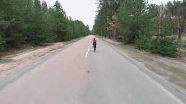 Triatlon bisiklet eğitimi. Sıkı kardiyo çalışması. Bisiklet. Bisikletçi fitness egzersizleri