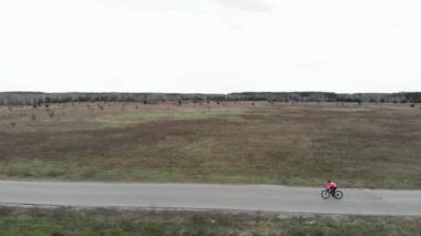 Kadın bisikleti. Açık hava aktivitesi. Fitness egzersizleri. Bisikletçi bisikletle pedal çeviriyor.