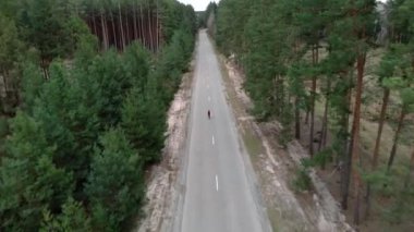 Yoğun bisiklet kardiyo egzersizleri. Dışarıda bisiklet sürüyorum. Bisiklet eğitimi