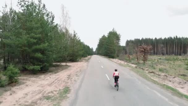 女性のサイクリング。自転車に乗る。ロードバイクでのサイクリストトレーニング。フィットネス練習 — ストック動画