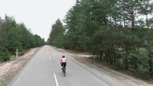 Ciclismo al aire libre. La mujer monta en bicicleta. Entrenamiento de deportistas en bicicleta. Entrenamiento de fitness — Vídeo de stock