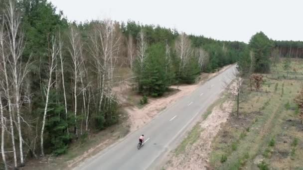 Radfahrer tritt in die Pedale, fährt Fahrrad im Freien. Triathlonfahrerinnen. Ausbildung — Stockvideo