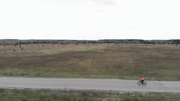 Kadın bisikleti. Açık hava aktivitesi. Fitness egzersizleri. Bisikletçi bisikletle pedal çeviriyor. — Stok video