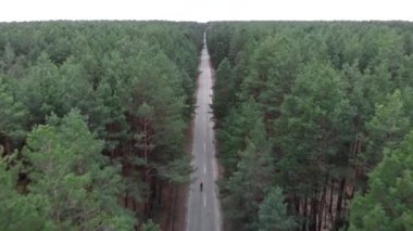 Kadın bisikleti. Bisiklet üzerinde yoğun bisiklet eğitimi. Bisiklet süren bisikletçi