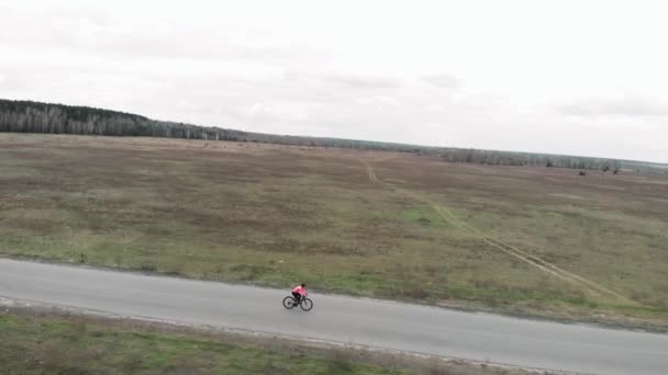Il ciclista va in bicicletta. Ciclismo e triathlon. Esercizi di allenamento cardio atleta — Video Stock
