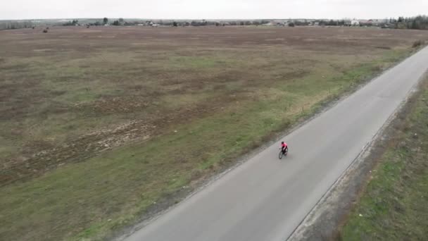 Triatlo de ciclismo de fitness. Treino cardiológico intenso treinamento em bicicleta. Bicicleta de equitação — Vídeo de Stock