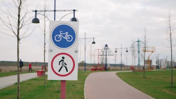 Bike route road sign against cycle path. Bicycle singpost. "No pedestrian" road sign — Stock videók