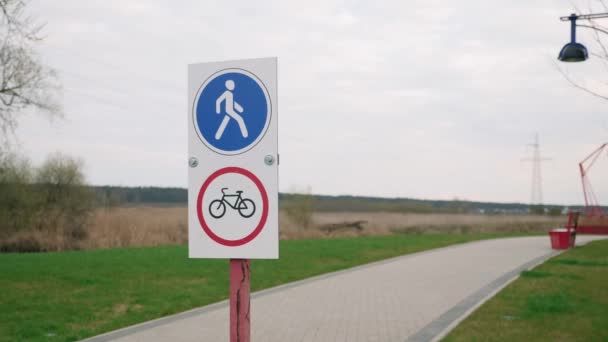 Pedestrian zone sign. Pedestrian walkway route sign. No cycling road sign — ストック動画