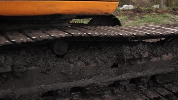 Tracked mechanical digger. Heavy machine. Bulldozer. Caterpillar tractor — Stockvideo