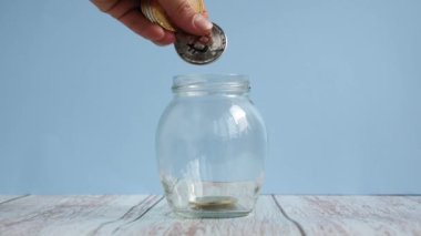 Kavanoza bitcoin kripto para koymak. Dijital varlık yatırım kavramı