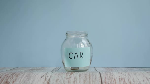 Risparmiare per comprare un'auto. Pianificazione concetto di bilancio. Soldi risparmiati per auto in vaso — Video Stock