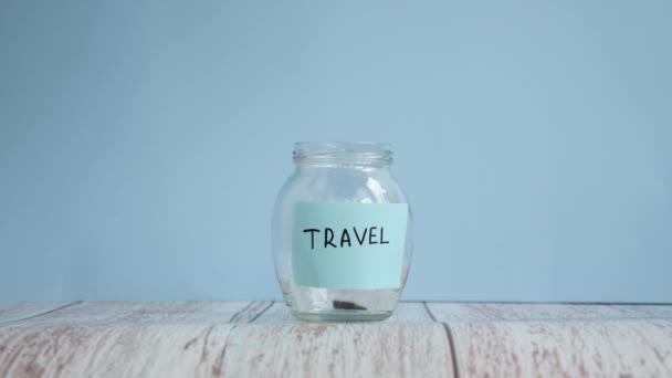 Risparmiare soldi per viaggiare. Il concetto del budget di viaggio. Soldi risparmiati per le vacanze in barattolo — Video Stock