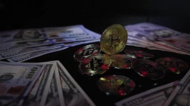 Bitcoin BTC Kripto para birimi koyu arkaplanda kırmızı ve mavi ışıkta parlıyor