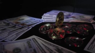 Bitcoin, polis arabasının kırmızı, mavi ışığıyla parıldıyor.