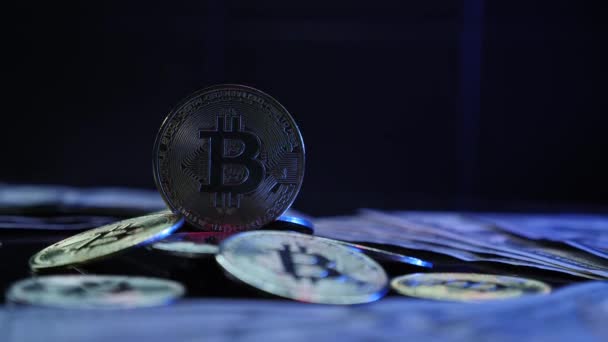 Цепь. Bitcoin вращается на фоне денег и монет. Криптовалюта BTC — стоковое видео