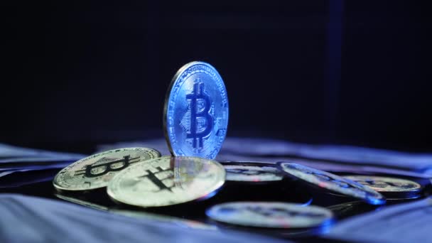 Bitcoin kripto para birimi patlıyor. Dönen BTC madeni para. Engelleme zinciri. Sanal para birimi — Stok video
