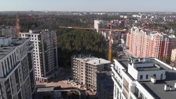 Complexo residencial moderno a partir da vista drone. Infra-estrutura do edifício de apartamentos — Vídeo de Stock
