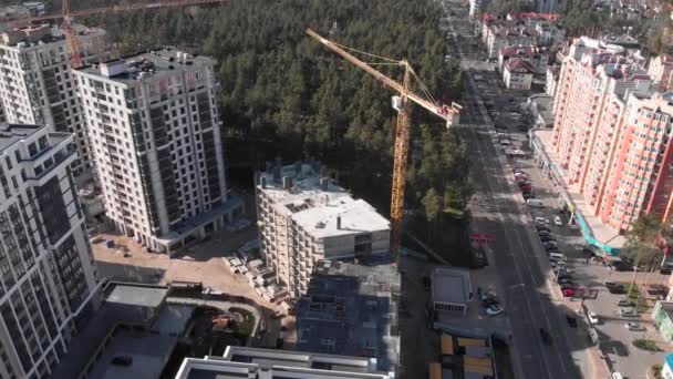 Meerkleurige wooncomplexen in de stad. Panorama van de stad vanuit vogelperspectief — Stockvideo